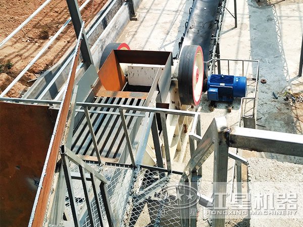 每小時產40t顎式粉石頭機工作 每小時產40t顎式粉石頭機工作