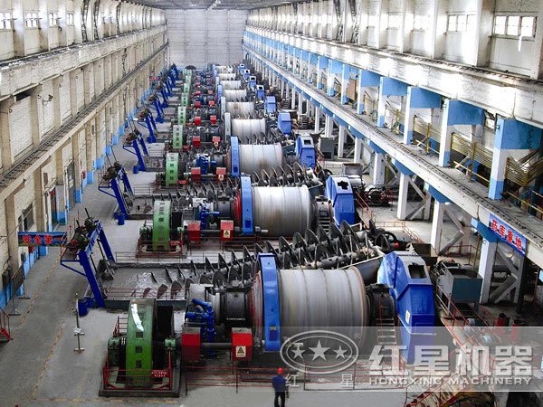 山西金礦浮選設備生產線現(xiàn)場:球磨機 山西金礦浮選設備生產線現(xiàn)場:球磨機