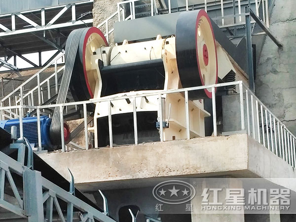 湖南某豆石破碎加工現(xiàn)場:帶顎破機(jī) 湖南某豆石破碎加工現(xiàn)場:帶顎破機(jī)