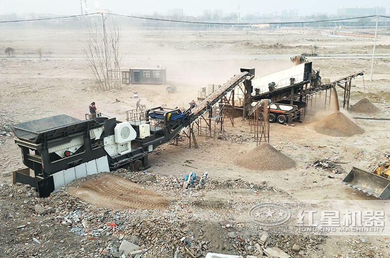 山東某移動(dòng)建筑垃圾粉碎機(jī)處理現(xiàn)場(chǎng) 山東某移動(dòng)建筑垃圾粉碎機(jī)處理現(xiàn)場(chǎng)