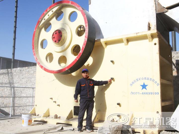 大型環(huán)保鄂式破石機(jī)生產(chǎn)現(xiàn)場,效果好,用戶評價高 大型環(huán)保鄂式破石機(jī)生產(chǎn)現(xiàn)場,效果好,用戶評價高