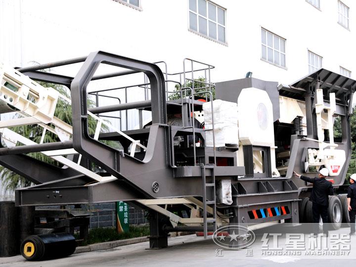 輪胎移動破碎站配鄂式破碎機(jī)，時產(chǎn)50-500t/h
