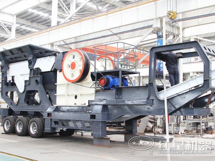 小型移動顎式破碎車集給料、破碎、傳輸為一體 小型移動顎式破碎車集給料、破碎、傳輸為一體