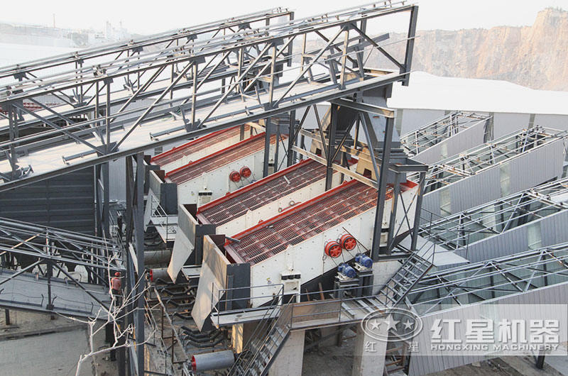 日產(chǎn)1.5萬噸河卵石制砂生產(chǎn)線現(xiàn)場：振動篩特點(diǎn)，可篩分多種成品料 