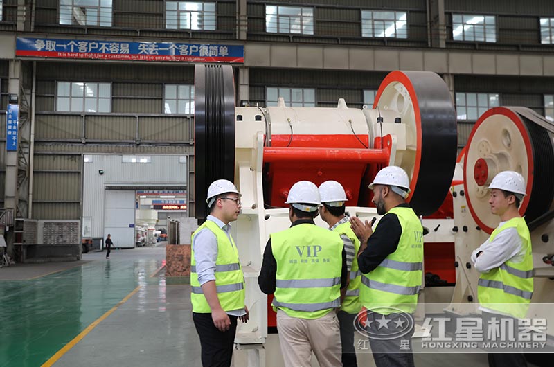 經理陪同客戶到生產車間實地考察 經理陪同客戶到生產車間實地考察