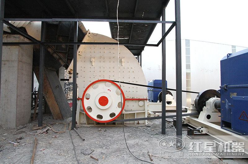 碎石場生產(chǎn)線，重錘式破碎機(jī)作業(yè)圖