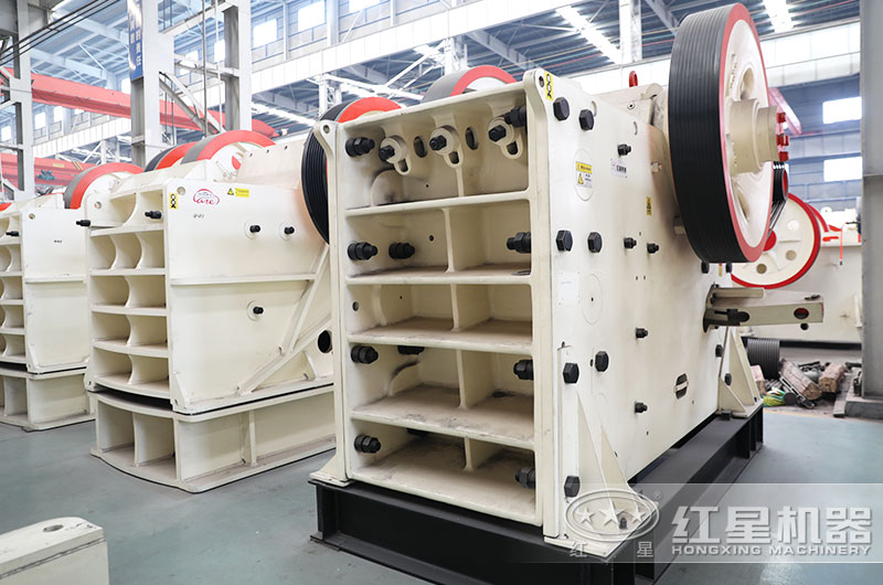 石頭粗碎:顎式破碎機(jī) 石頭粗碎:顎式破碎機(jī)