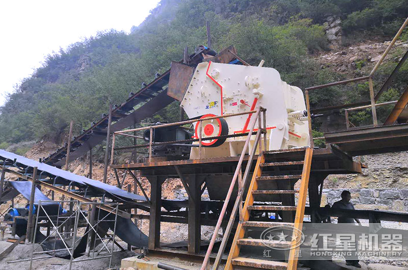 反擊式破碎機(jī)工作現(xiàn)場圖 反擊式破碎機(jī)工作現(xiàn)場圖