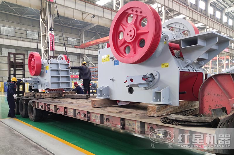 鄂式破碎機發(fā)貨中