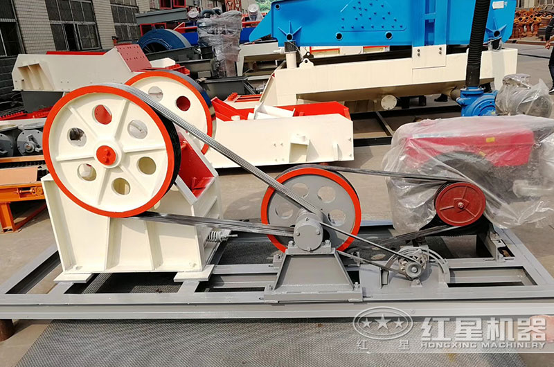 裝有電機(jī)的小型鄂破機(jī) 裝有電機(jī)的小型鄂破機(jī)