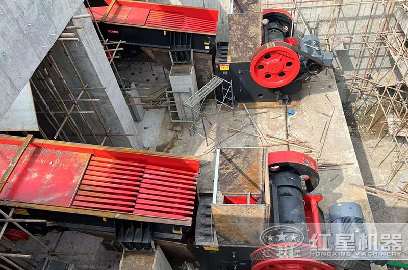 鄂式破碎機(jī)破碎現(xiàn)場