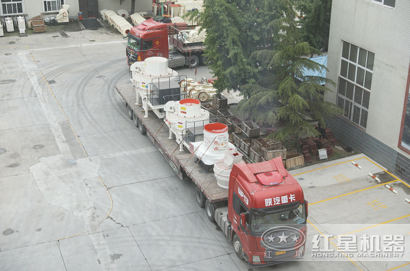 紅星成套石灰石磨粉機設備裝車發貨現場